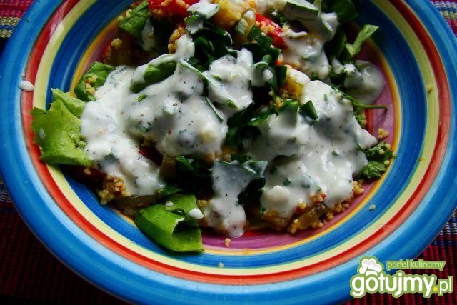 Sałata z kuskusem i sosem czosnkowym 