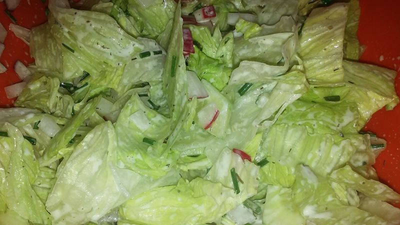 Sałata z kwaśną śmietaną i warzywami Sałata z kwaśną śmietaną i warzywami