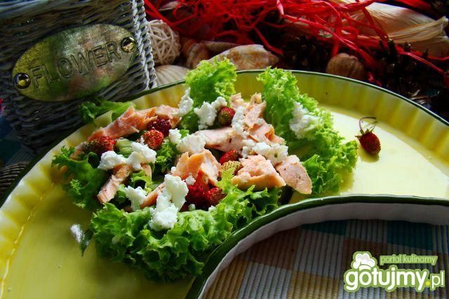 Sałata  z łososiem i poziomkami  Sałata  z łososiem i poziomkami