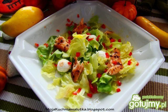 Sałata z łososiem i serowymi kulkami 