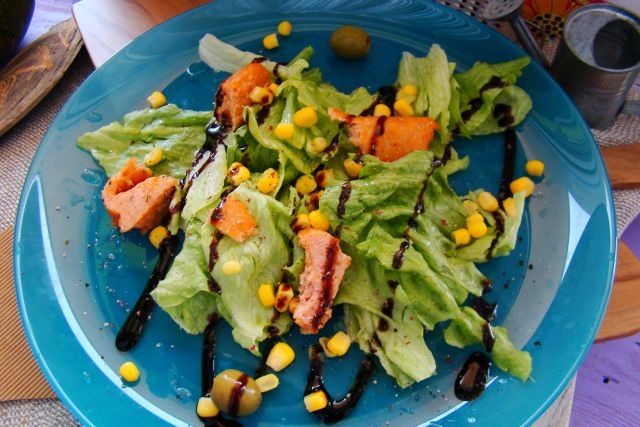 Sałata z łososiem , oliwkami i kukurydzą 