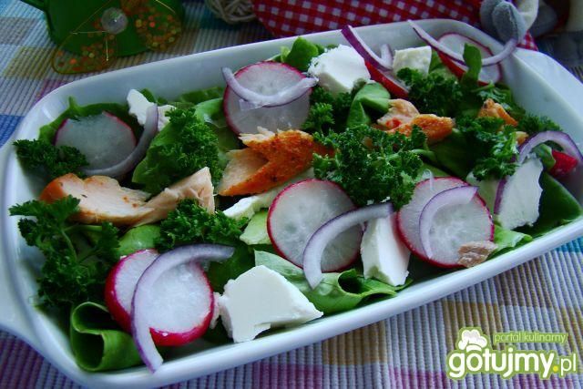 Sałata z łososiem wędzonym i rzodkiewką  Sałata z łososiem wędzonym i rzodkiewką