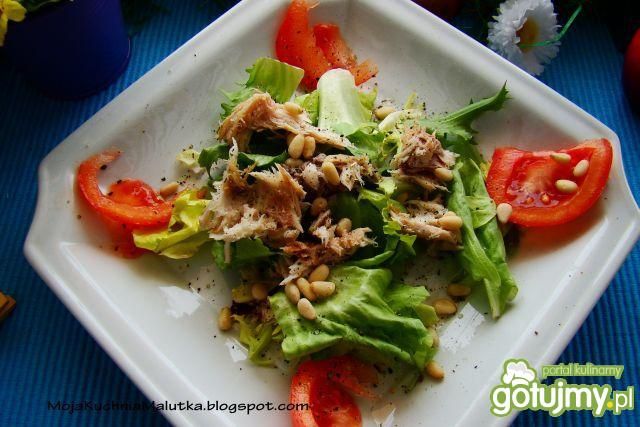 Sałata z makrela i orzeszkami piniowymi  Sałata z makrela i orzeszkami piniowymi