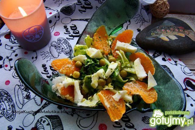 Sałata z mandarynką i groszkiem .