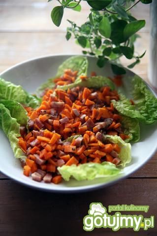 Sałata z marchewką i kiełbasą Sałata z marchewką i kiełbasą