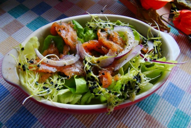 Sałata z marynowanym łososiem  Sałata z marynowanym łososiem