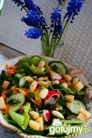 Sałata z migdałami i serem żółtym  Sałata z migdałami i serem żółtym