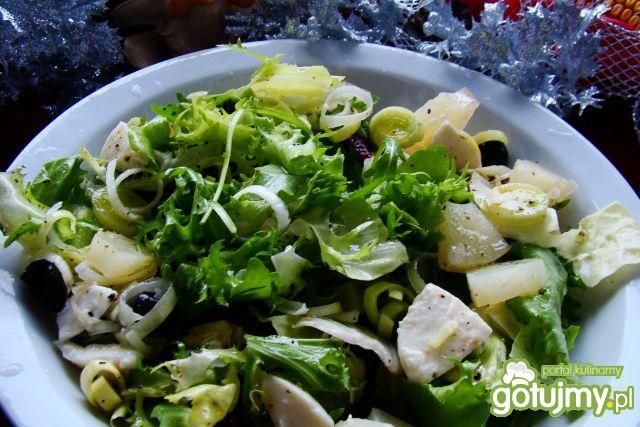 Sałata z mozzarellą i sałatmi z sosem Sałata z mozzarellą i sałatmi z sosem