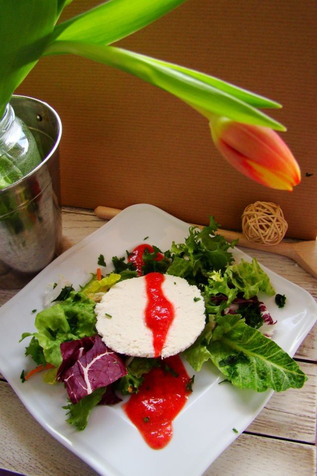 Sałata z mozzarellą i sosem truskawkowo-miodowym 