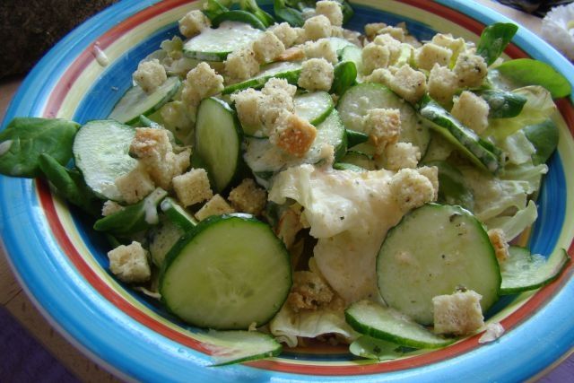 Sałata z ogórkami i grzankami 