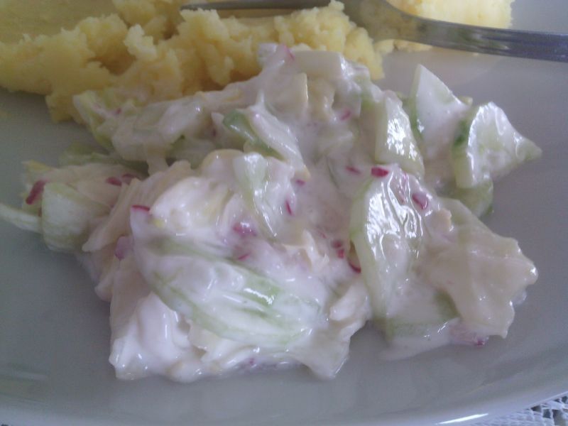 Sałata z ogórkami i rzodkiewką