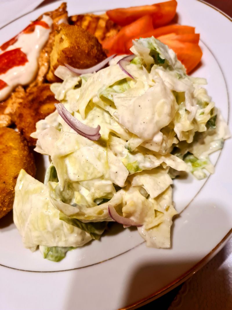 Sałata z ogórkiem i śmietaną Sałata z ogórkiem i śmietaną