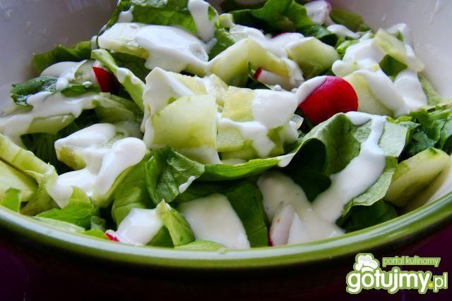 Sałata z ogórkiem i sosem śmietanowym  Sałata z ogórkiem i sosem śmietanowym