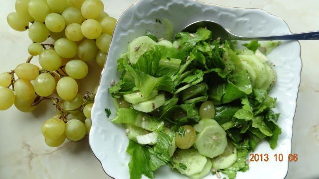 Sałata z ogórkiem i winogronem Sałata z ogórkiem i winogronem