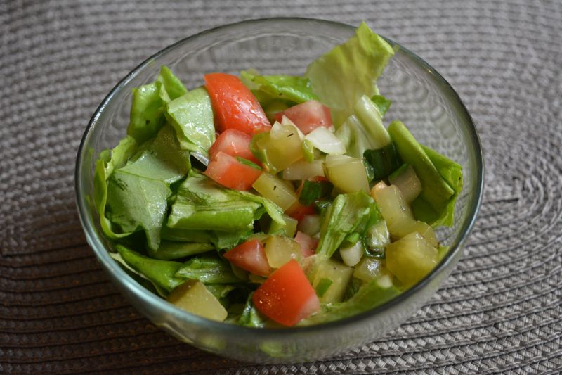 Sałata z ogórkiem kiszonym i pomidorem