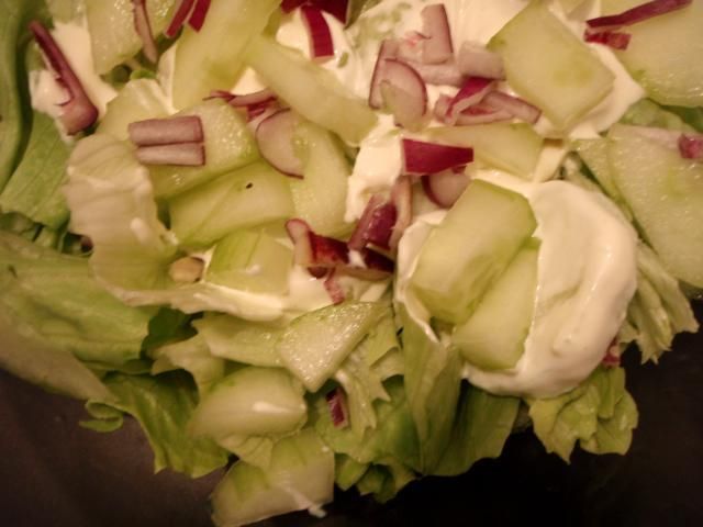 Sałata z ogórkiem w sosie śmiet-majonezo Sałata z ogórkiem w sosie śmiet-majonezo