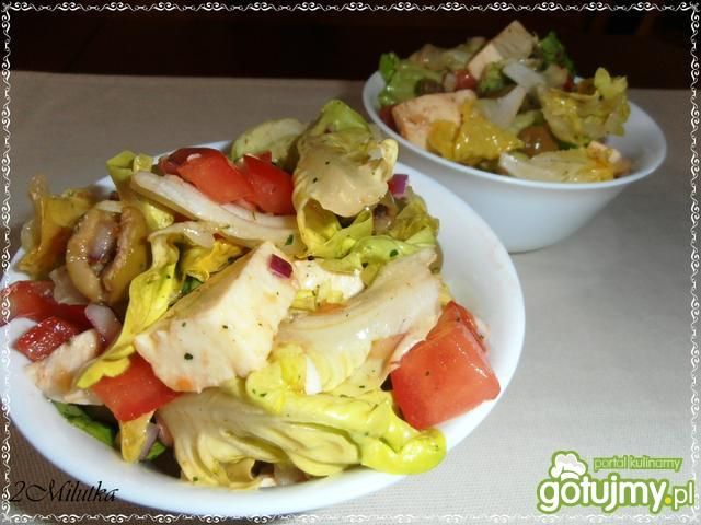 Sałata z oliwkami i mozarellą  Sałata z oliwkami i mozarellą