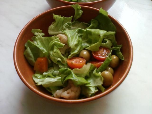 Sałata z oliwkami i pomidorkami cherry