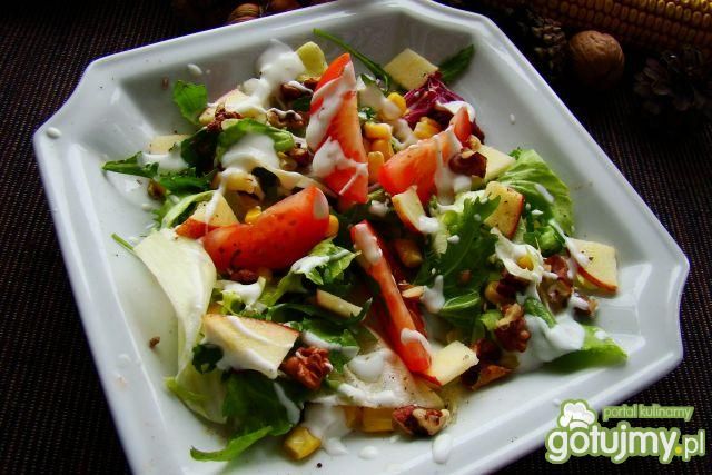 Sałata z orzechami i jogurtem 