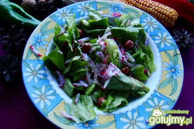 Sałata z orzechami laskowymi
