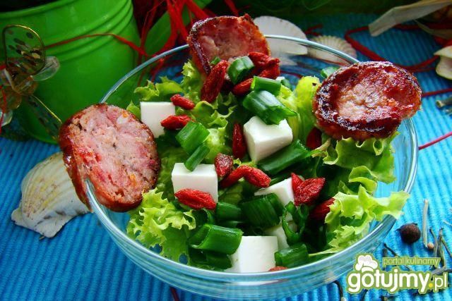 Sałata z owocami goji i kiełbasą Sałata z owocami goji i kiełbasą