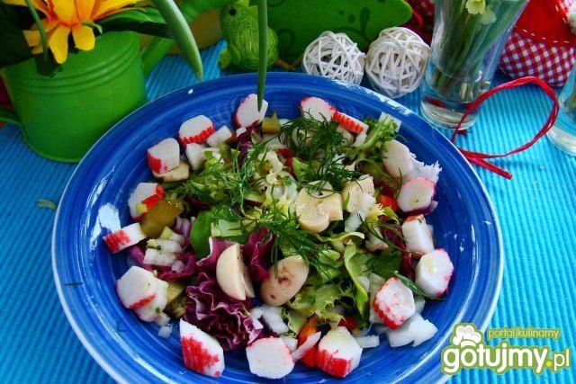 Sałata z paluszkami karbowymi i ogórkiem