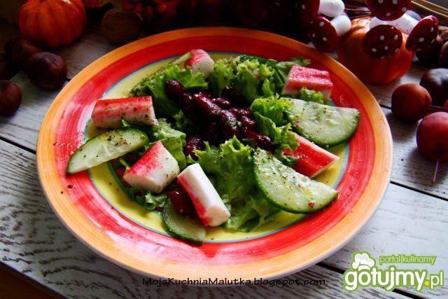 Sałata z paluszkami krabowymi i fasola  Sałata z paluszkami krabowymi i fasola