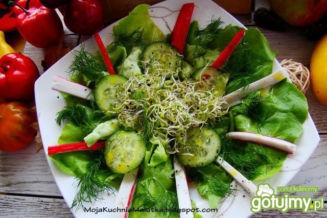 Sałata z paluszkami krabowymi i kiełkami Sałata z paluszkami krabowymi i kiełkami