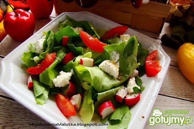 Sałata z paluszkami krabowymi i  serem r Sałata z paluszkami krabowymi i  serem r