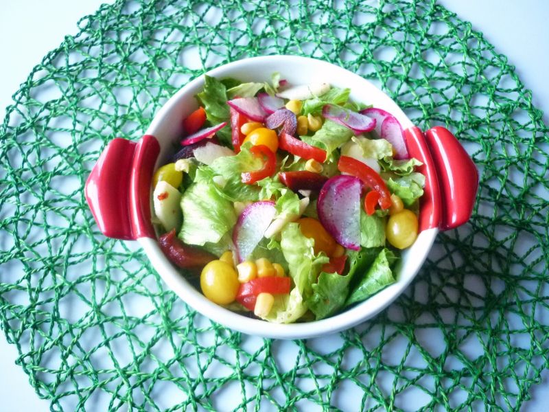 Sałata z papryką i pomidorami