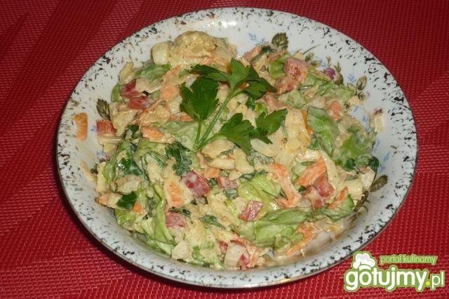 Sałata z papryką, jabłkiem i marchewką