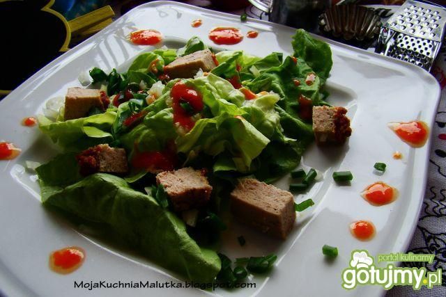 Sałata z  pasztetem i ostrym sosem  Sałata z  pasztetem i ostrym sosem