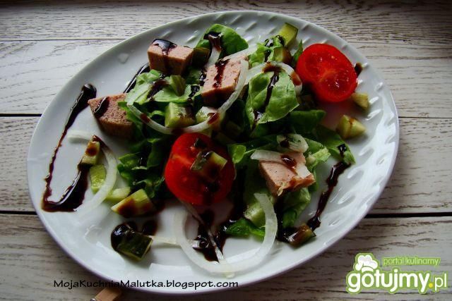 Sałata z pasztetem pieczonym i ogórkiem 