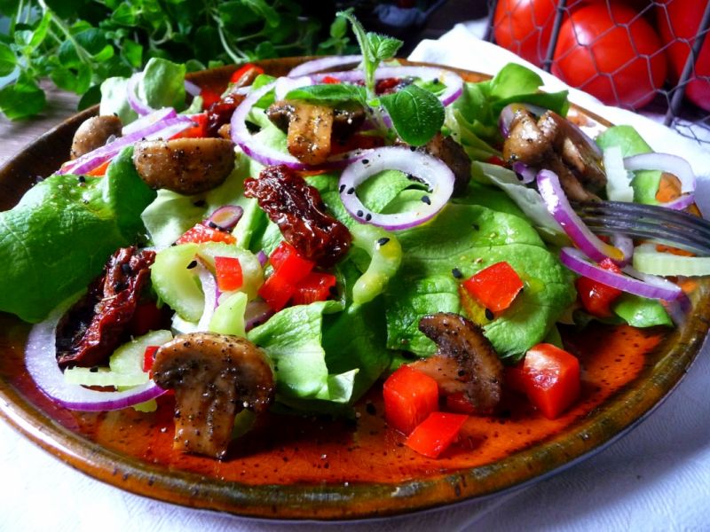 Sałata z pieczarkami