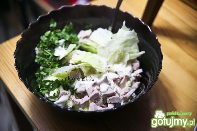 Sałata z pieczoną szynką i sosem czosnko