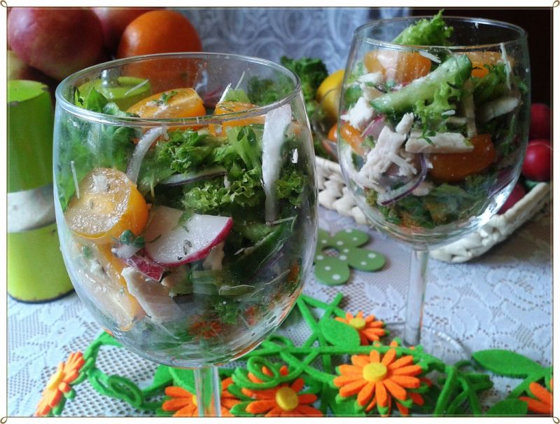 Sałata z pieczonym kurcz. i żółtymi pomidorkami  Sałata z pieczonym kurcz. i żółtymi pomidorkami