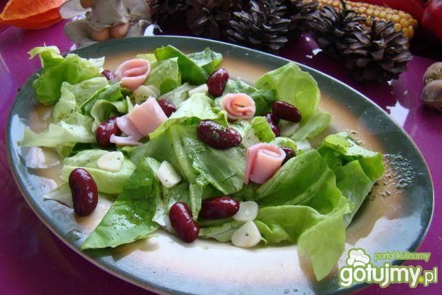 Sałata z plasterkami czosnku  Sałata z plasterkami czosnku