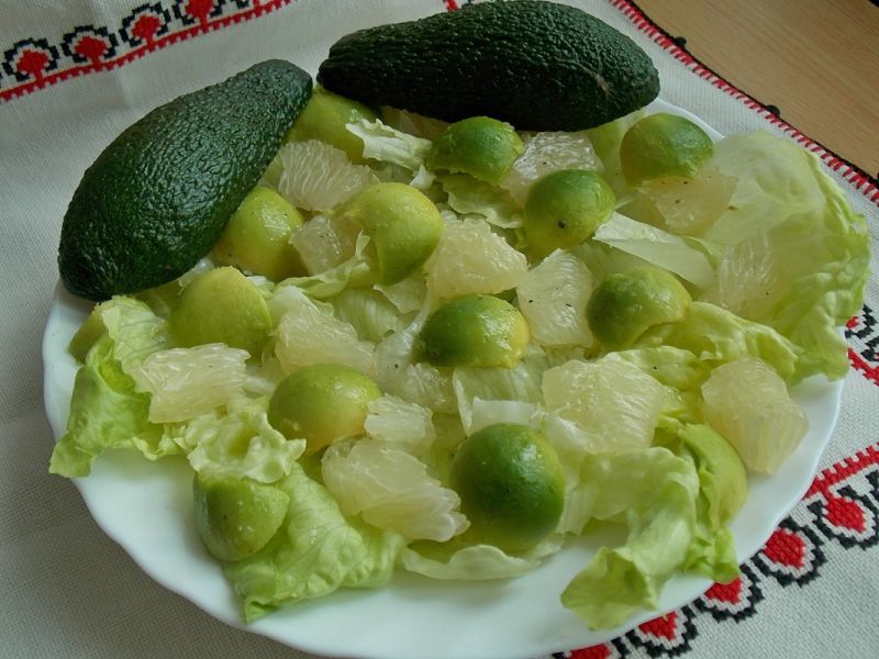 Sałata z pomelo i awokado Sałata z pomelo i awokado