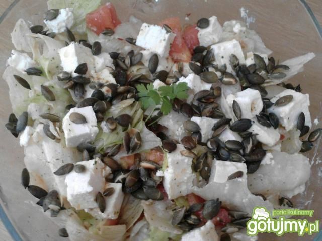 Sałata z pomidorami, fetą i pestkami Sałata z pomidorami, fetą i pestkami