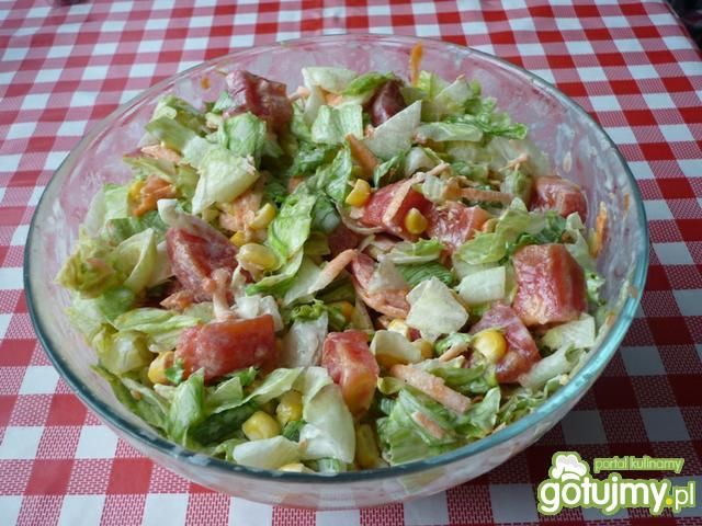 Sałata z pomidorami i kukurydzą.