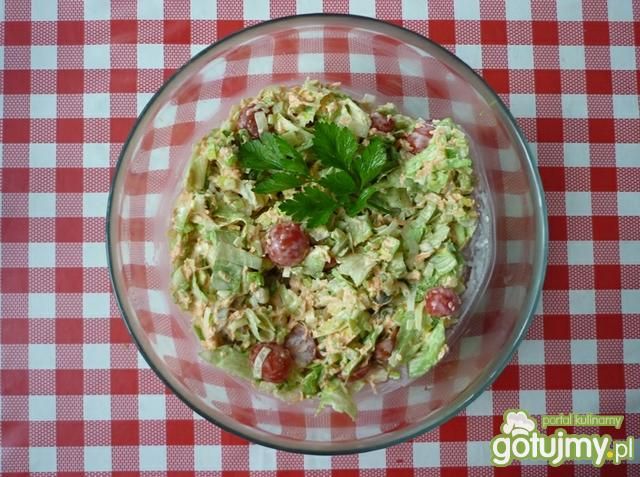 Sałata z pomidorami i marchewką.