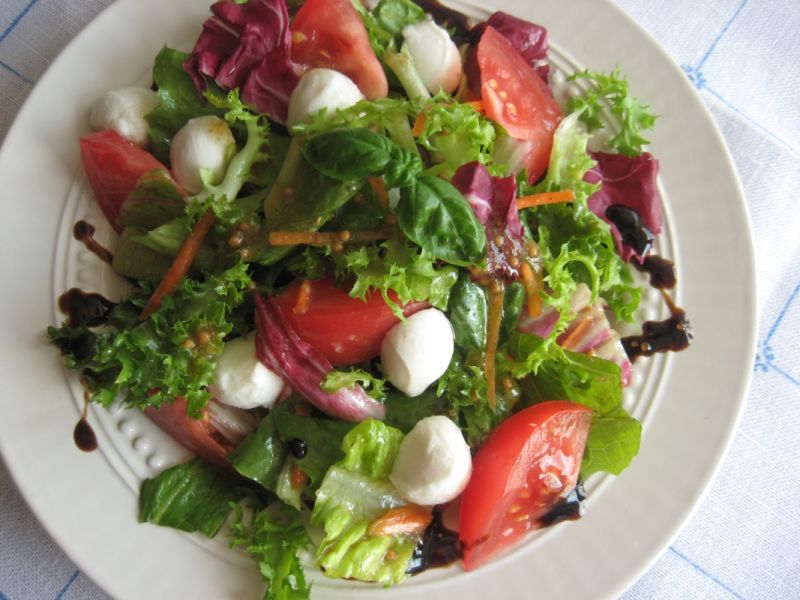 Sałata z pomidorami i mozzarellą