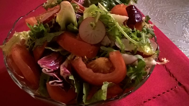 Sałata z pomidorami i rzodkiewką Sałata z pomidorami i rzodkiewką