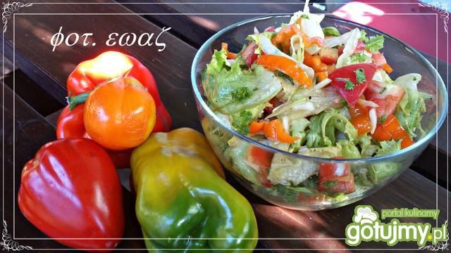 Sałata z pomidorem, cebulą i papryką