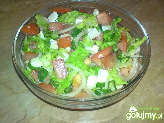 Sałata z pomidorem i serem camembert.