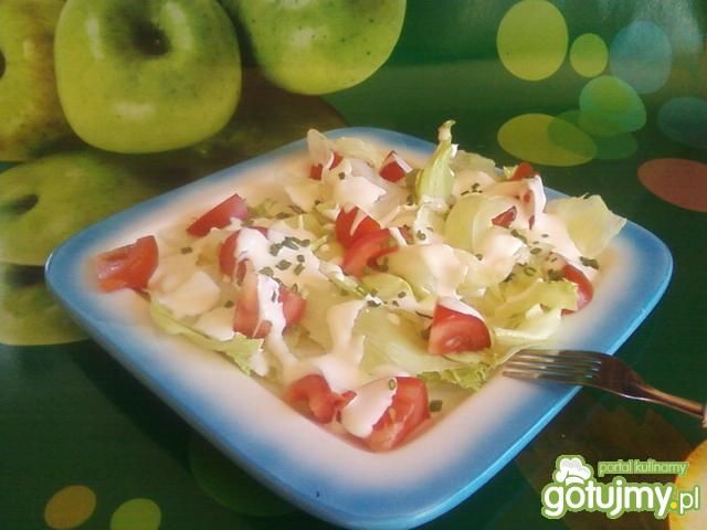 Sałata z pomidorem w sosie czosnkowym. Sałata z pomidorem w sosie czosnkowym.