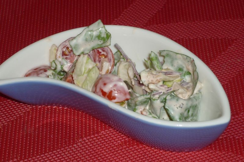 Sałata z pomidorkami koktajlowymi Sałata z pomidorkami koktajlowymi