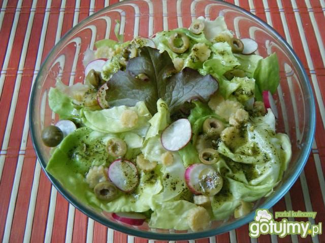 Sałata z rzodkiewką i oliwkami