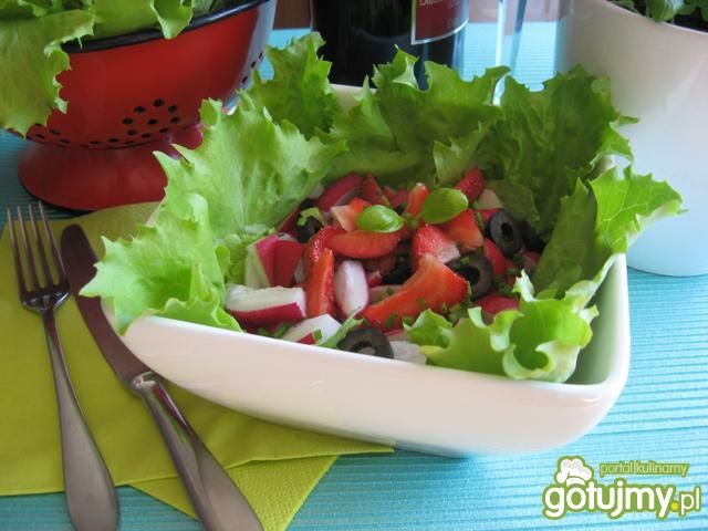 Sałata z rzodkiewkami i truskawkami Sałata z rzodkiewkami i truskawkami