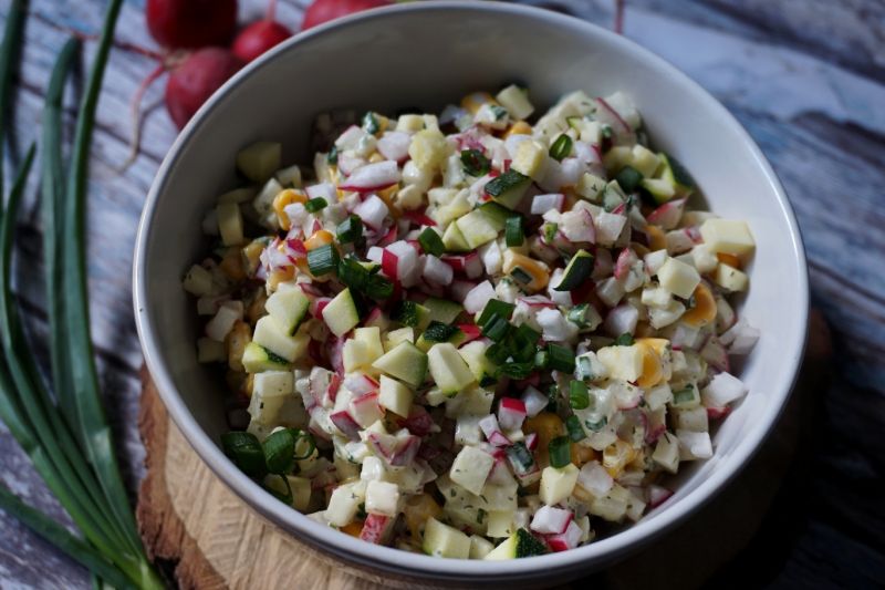 Sałata z rzodkiewki i kukurydzy